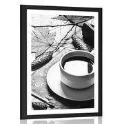 Poster mit Passepartout Tasse Kaffee mit herbstlichem Touch in Schwarz-Weiß