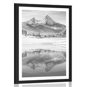 Plakat s paspartuom snježni krajolik u Alpama u crno-bijelom dizajnu