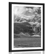 Plakát s paspartou majestátní horská krajina v černobílém provedení