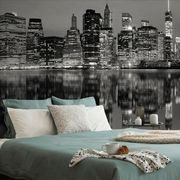 Fototapete Schwarz-weiße Spiegelung von Manhattan im Wasser