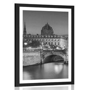 Plakat s paspartujem osupljiva panorama Pariza v črnobeli varianti