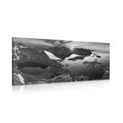 Slika zadivljujuća planinska panorama sa zalaskom sunca u crno-bijelom dizajnu