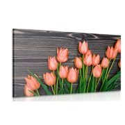 QUADRO DI INCANTEVOLI TULIPANI ARANCIONI SU UNO SFONDO IN LEGNO - QUADRI DI FIORI - QUADRI