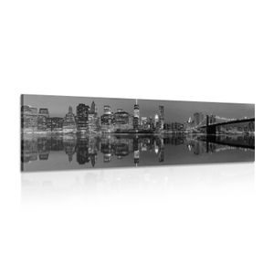 WANDBILD SPIEGELUNG VON MANHATTAN IM WASSER IN SCHWARZ-WEISS - SCHWARZ-WEISSE BILDER - BILDER