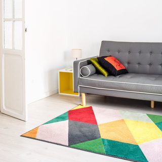 farebný koberec v obývačke