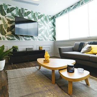 moderná obývačka s tapetou so zelenými listami