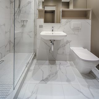 bielo-sivá kúpeľňa, walk-in sprcha