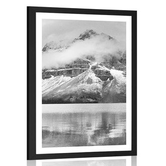 POSTER WITH MOUNT LAKE NEAR A MAGNIFICENT MOUNTAIN IN BLACK AND WHITE - BLACK AND WHITE - POSTERS