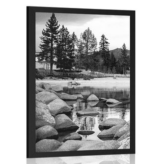 Plakat jezero u prelijepoj prirodi u crno-bijelom dizajnu