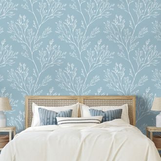 SAMOLEPÍCÍ FOTOTAPETA BÍLÉ VĚTVIČKY NA MODRÉM POZADÍ - VZOROVANÉ TAPETY - TAPETY