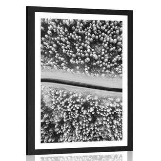 PLAKÁT S PASPARTOU POHLED NA ZIMNÍ KRAJINU V ČERNOBÍLÉM PROVEDENÍ - ČERNOBÍLÉ - PLAKÁTY