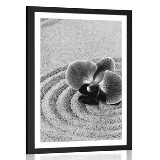 POSTER MIT PASSEPARTOUT SANDIGER ZEN-GARTEN MIT ORCHIDEE IN SCHWARZ-WEISS - SCHWARZ-WEISS - POSTER