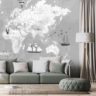 TAPETA ŠEDO-BÍLÁ KRESLENÁ MAPA S PLAVIDLY - ČERNOBÍLÉ MAPY - TAPETY