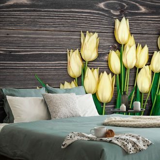 Carta da parati tulipani gialli su uno sfondo di legno