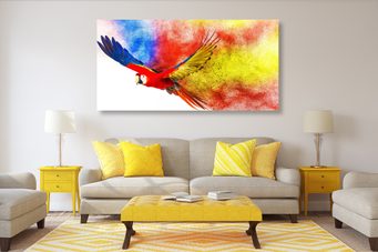obývačka so žltými dekoráciami a obrazom farebného papagája