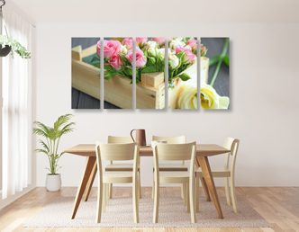 jedáleň s obrazom ružových kvetov v drevenej debničke