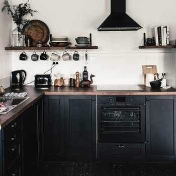 čierna rustikálna kuchyňa