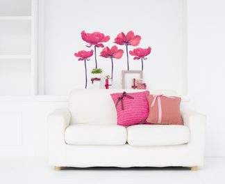 biela obývačka, s ružovými dekoráciami, nálepky na stenu ružové kvety