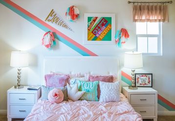 detská izba s posteľou a farebnými dekoráciami