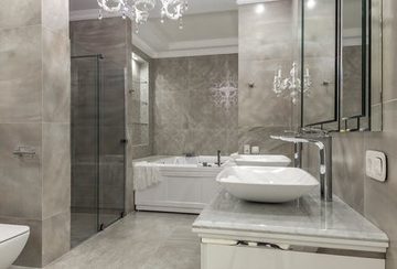 elegantná sivá kúpelňa