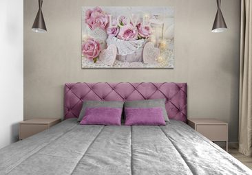 spálňa s fialovými doplnkami, obraz romantická dekorácia vo vintage štýle