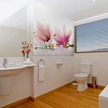 kúpeľňa s fototapetou kvet ružový magnólia