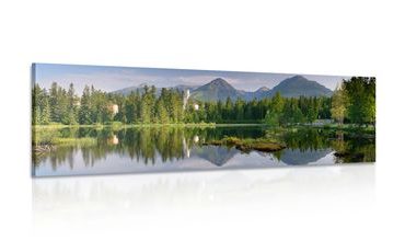 Tablou panoramă inedită a munților lângă lac