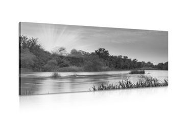 WANDBILD SONNENAUFGANG AM FLUSS IN SCHWARZ-WEISS - SCHWARZ-WEISSE BILDER - BILDER