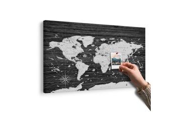 WANDBILD AUF KORK SCHWARZ-WEISSE WELTKARTE AUF HÖLZERNEM HINTERGRUND - WANDBILDER AUF KORK - BILDER