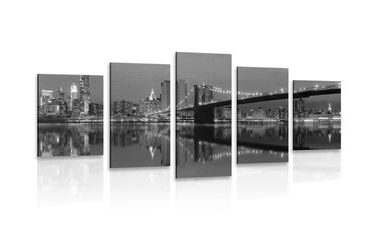 IMPRESSION SUR TOILE EN 5 PARTIES REFLET DE MANHATTAN DANS L'EAU EN NOIR ET BLANC - IMPRESSIONS SUR TOILE NOIR ET BLANC - IMPRESSION SUR TOILE