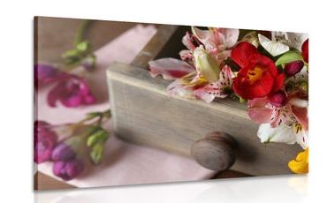 OBRAZ KOMPOZICE JARNÍCH KVĚTIN V DŘEVĚNÉM ŠUPLÍKU - VINTAGE A RETRO OBRAZY - OBRAZY