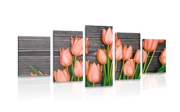 QUADRO IN 5 PARTI TULIPANI ARANCIONI AFFASCINANTI SU SFONDO DI LEGNO - QUADRI DI FIORI - QUADRI