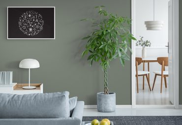 moderná sivozelená obývačka, čiernobiely obraz s ľudovým motívom