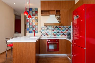 kuchyňa, červená chladnička, červené detaily, drevená kuchyňa