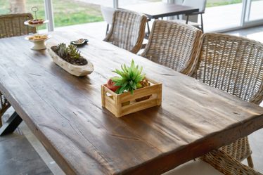 jedáleň - drevený stôl