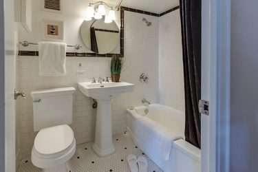 trendy kúpeľňa s bielym obkladom metro