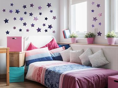 dievčenská detská izba, nálepky na stene - ružové a fialové hviezdičky