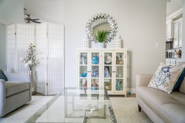 moderná biela obývačka