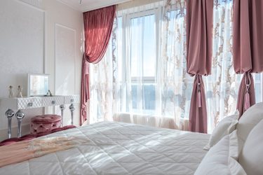 moderná spálňa biela s ružovým akcentom
