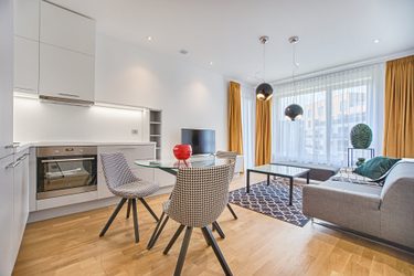 moderná minimalistická kuchyňa prepojená s obývačkou