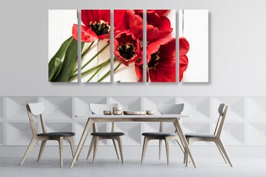 jedáleň s 5-dielnym obrazom červených kvetov