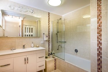 béžová kúpeľňa, murovaná vaňa so sklenenou zástenou