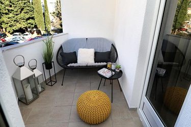 jednoduchý minimalistický balkón