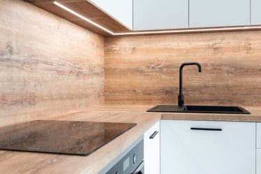 drevený obklad v kuchyni