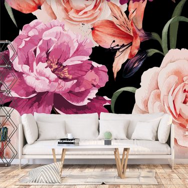 obývačka v prírodnom štýle s tapetou s kvetinovým motívom