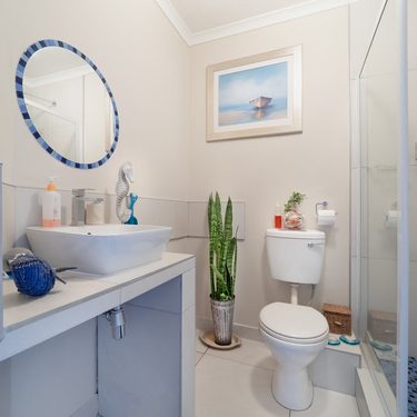 biela kúpeľňa s modrou doplňujúcou farbou