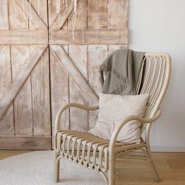staré drevené dvere a drevená stolička