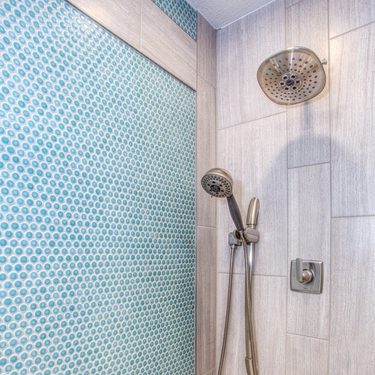 moderná kúpeľňa s mozaikovým obkladom