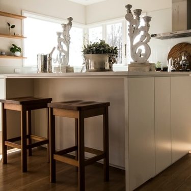 útulná biela kuchyňa s drevenými prvkami