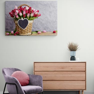 obraz s červenými tulipánmi drevenom košíku